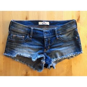 Hollister denim cut off shorts ✌🏻
